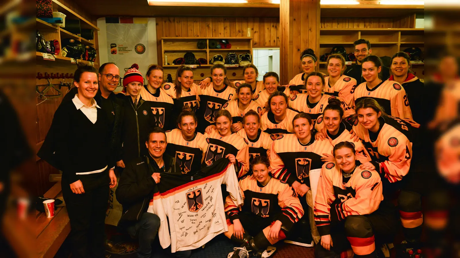 Die Mannschaftsärzte der Klinik für Kardiologie und internistische Intensivmedizin in der München Klinik Bogenhausen feierten gemeinsam mit den U18-Eishockeydamen den Sieg gegen Frankreich, der den Weg ins Finale und schließlich zum Weltmeistertitel ebnete. (Foto: München Klinik)