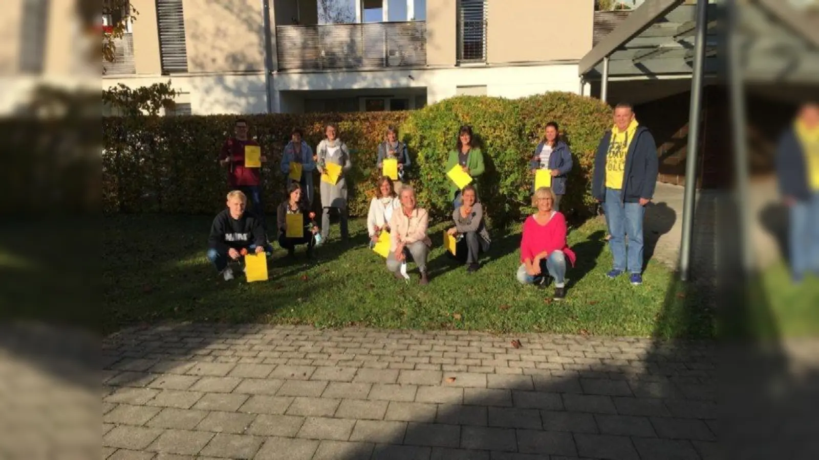 Die neuen Helfer haben ihre Zertifikate erhalten. 1. Reihe vorne knieend von links: Markus Fahrner, Svenja Musiol, Gisela Weitzer, Sabina Eisenmann (Geschäftsleitung NBH Inning), Nicole Wallraff, Sonja Herrmann (Leitung Fachstelle für pflegende Angehörige). 2. Reihe hinten stehend von links: Daniel Aichele, Evi Kaiser, Kathrin Lang, Claudia Keil, Irmi Dellinger, Sanja Franjicevic und Gernot Diehlmann. (Foto: Barbara Schachtschneider)