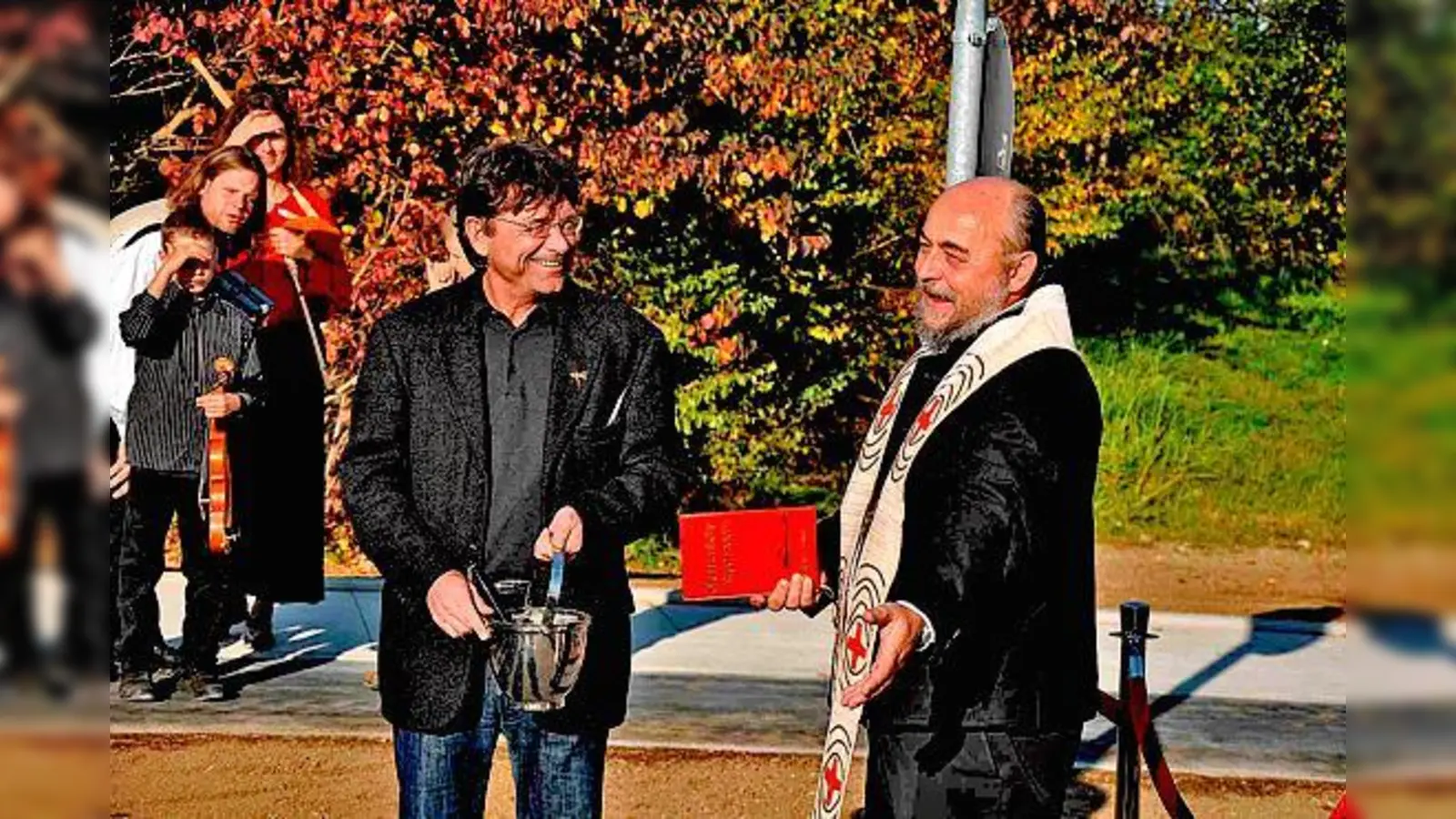 Poings erster Bürgermeister Albert Hingerl assistiert Pfarrer Norbert Joschko bei der Segnung.	 (Foto: VA)