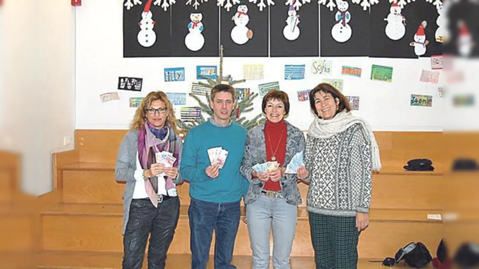 Geld für den guten Zweck erbrachte die 80er-Jahre-Party. Es freuten sich: (v. l.) Nicole Prechiner, Chris Accardo Ursula Löwe und Brigitte Grams-Loibl.	  (Foto: VA)