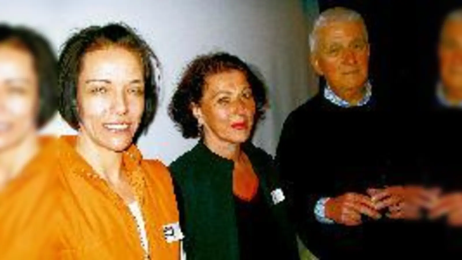 Kunst auf der Straße  Die Organisatorinnen Tatiana Hänert und Marta Reichenberger im Gespräch mit Anwohner Günter Hoffmann.	 (Foto: aw, privat)