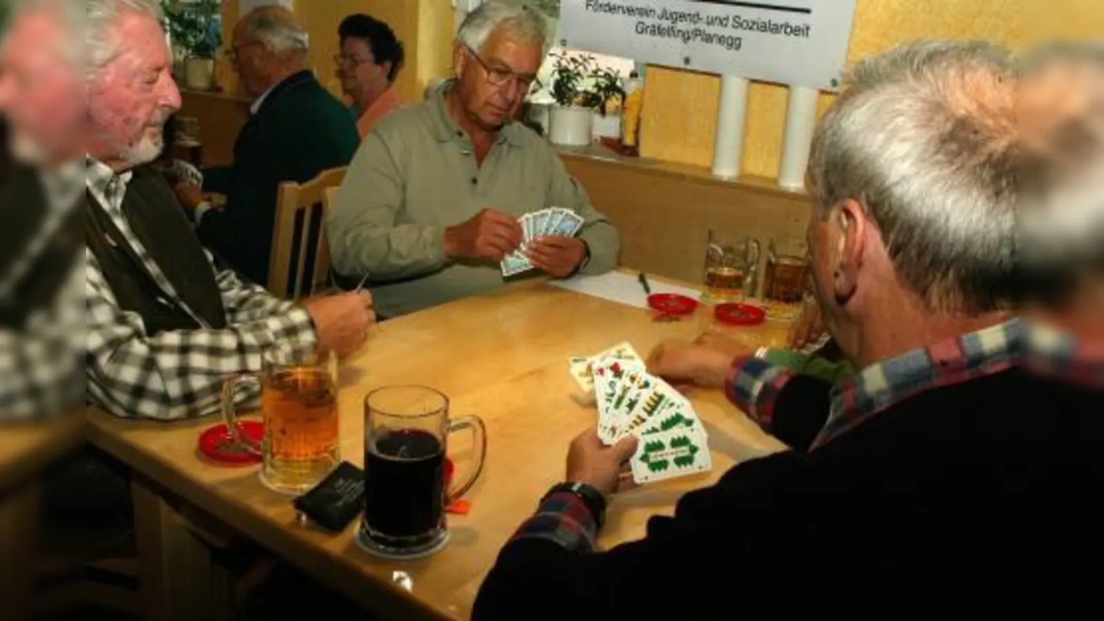 Das erste Würmtaler Vereins-Schafkopfen im Vereinsheim des DJK zog noch nicht sehr viele Teilnehmer an. „Wir steigern uns”, versprach Mitinitiatorin Anneliese Bradel. (Foto: US)