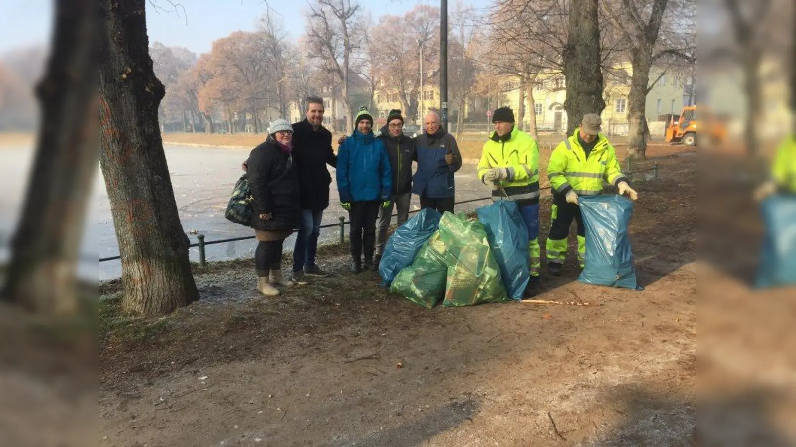 Silvestermüll-Aktion (v.l.) Alexia Hollub, Dieter Janacek, Nikolai Lipkowitsch, Alexander Ott und Georg Nitsche von den Grünen zusammen mit Mitarbeiter der AWM. (Foto: Grünen OV Neuhausen Nymphenburg)