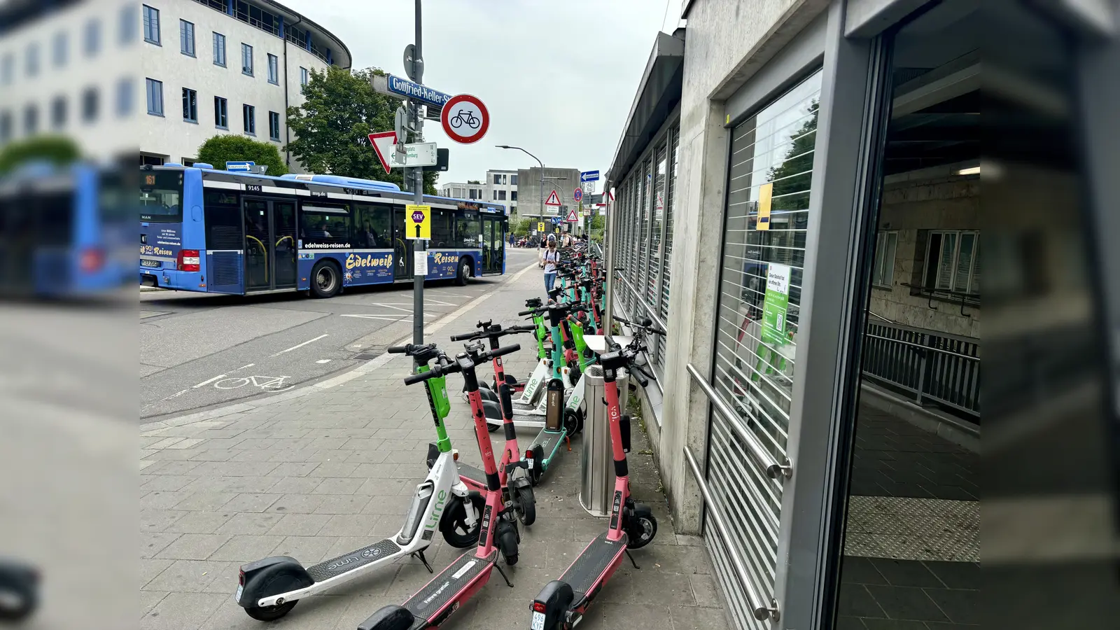 Viel Kritik für die wild abgestellten E-Roller am Pasinger Bahnhof Nord. Der Bezirksausschuss 21 fordert Aktionen dagegen. (Foto: Ulrike Seiffert)