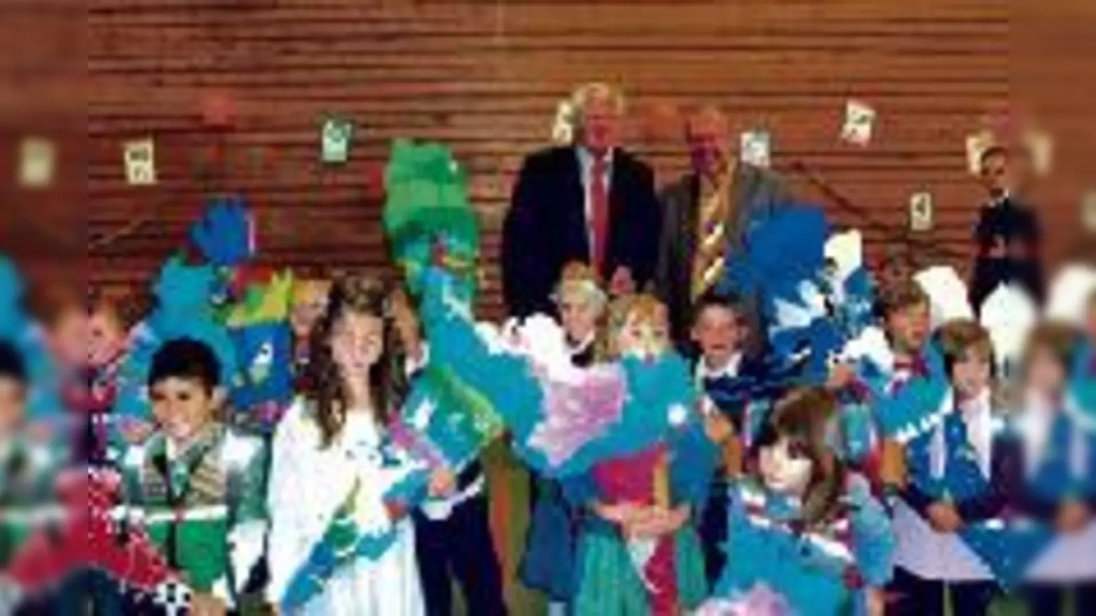 Insgesamt 79 Erstklässler wurden an der Grundschule Feldkirchen (v. l.) vom Ersten Bürgermeister Werner van der Weck und von Rektor Stephan Vogel willkommen geheißen.	 (Foto: VA)