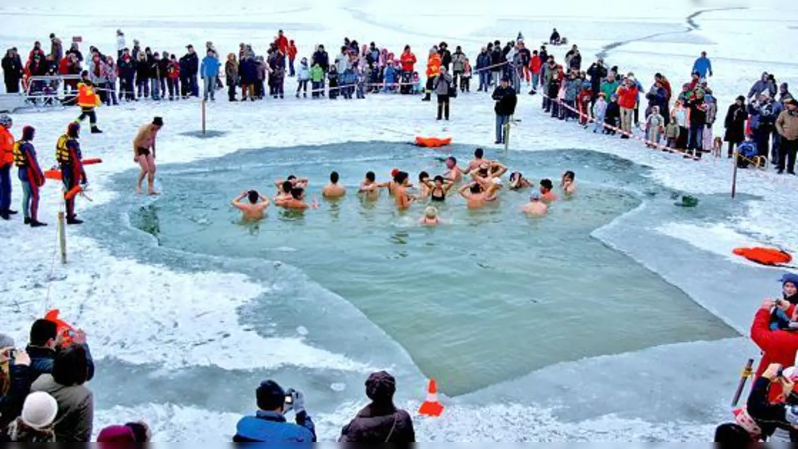 Für Kälteerprobte eine »Riesengaudi«: Trisport Erding und die Erdinger Wasserwacht laden zum 7. Dreikönigsschwimmen im Kronthaler Weiher ein. 	 (Foto: Trisport Erding)
