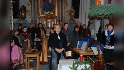Bezirksrätin Gabriele Off-Nesselhauf (Mitte) trug bereits letztes Jahr besinnliche Texte rund um Adventsbräuche vor. (Foto: H. Kürzl)