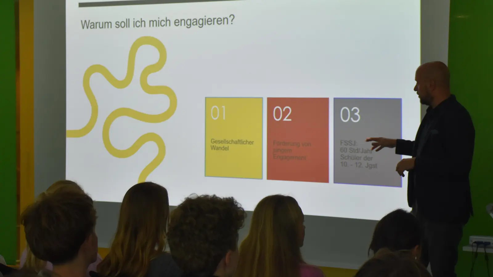 Tobias Sicheneder, Geschäftsführer Nachbarschaftshilfe Grünwald e.V., gibt den Gymnasiasten einen Einblick in die Zielsetzung des FSSJ-Projekts. (Foto: Wiebke Langer)