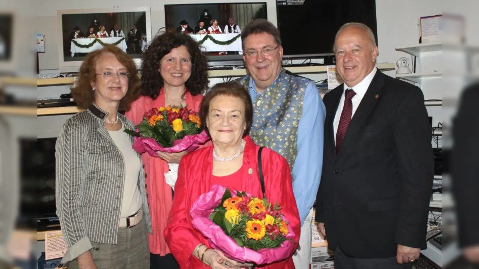 „Ohne Sie wäre das Leben hier ärmer”:  Vereinsvorstand Maria Osterhuber-Völkl, Antje Hertel, Elfriede Kermess, Josef Veith und Vereinsvorstand Thomas Schmatz (v.l.) (Foto: US)