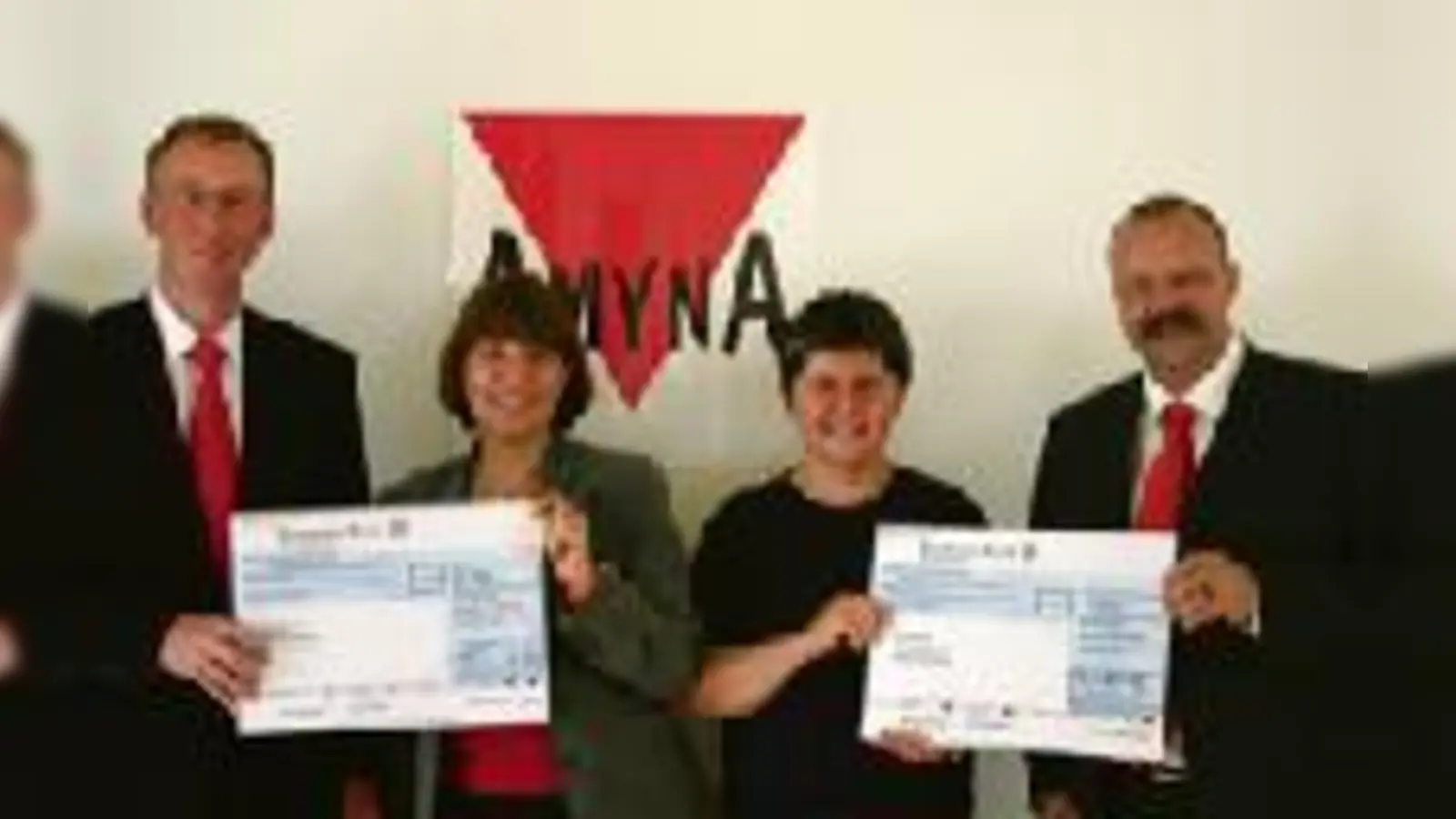 Christine Rudolf-Jilg (2.v. li.) nimmt den Scheck von Eon freudestrahlend  (entgegen.Foto: VA)