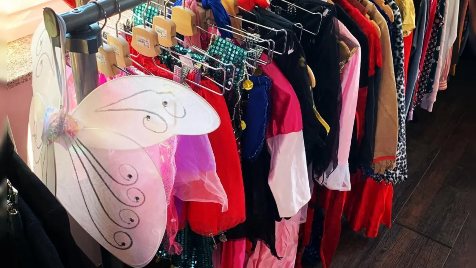 Wer Faschingskostüme oder Zubehör spenden möchte, kann diese jetzt im Seniorentreff abgeben. (Foto: hw)