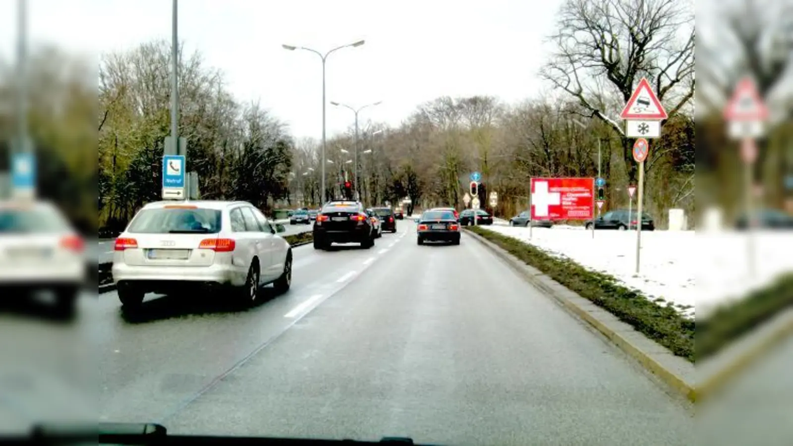 Um diese Stelle geht es: Die Einmündung der Ifflandstraße von rechts in den Isarring. Alle Autofahrer kennen die berüchtigten Staus dort.	 (Foto: ikb)