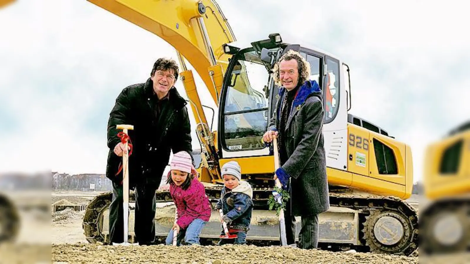 Beim Spatenstich im Neubaugebiet »Zauberwinkel«: Lukas und Luisa halfen Bürgermeister Albert Hingerl und dem Geschäftsführer der Südhausbau Dr. Matthias Ottmann.	 (Foto: VA)