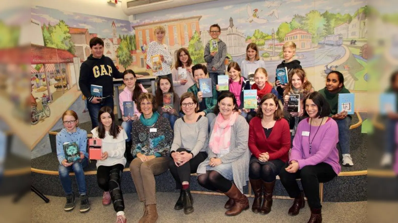 Bibliotheksleiterin Elisabeth Pittrich, Verena Liebig und Olga Stathis von der Anne-Frank-Realschule, Autorin Charlotte Habersack und Christine Berzl von der Bibliothek (von rechts) mit den Schulsiegern aus dem Münchner Westen beim Stadtentscheid München-West. (Foto: us)