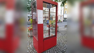 Der neue Haidhauser Bücherschrank wartet darauf, befüllt zu werden. Träger ist der Verein AKA. (Foto: AKA)