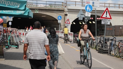 Im baustellenbedingt verengten Laimer Tunnel müssen sich nach wie vor Radfahrer wie auch Fußgänger in beide Richtungen den Weg teilen. (Archivbild: Beatrix Köber)