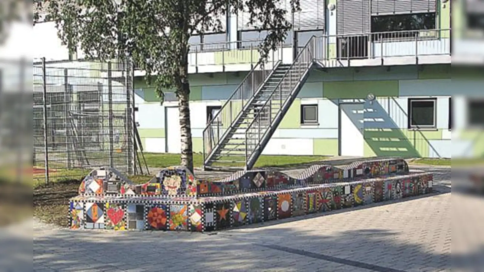 Endlich genügend Platz zum sitzen und treffen: Die formschöne und künstlerisch gestaltete Sitzbank im Schulhof der Hauptschule.    (Foto: USH)