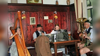 Im Anzinger Forsthof wird noch traditionelle, bayerische Stubenmusik gespielt.  (Foto: Otto Hartl)