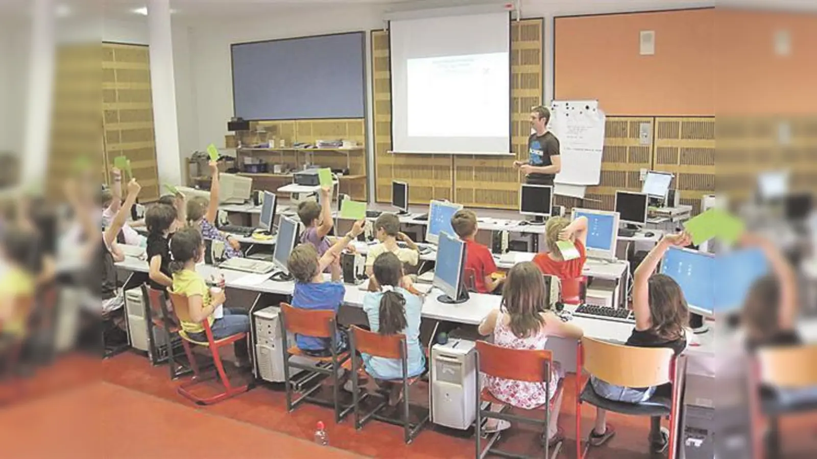 Schulsozialarbeiter Daniel Wolf mit der Klasse 4b beim Erwerb des Internetführerscheins.   (Foto: VA)