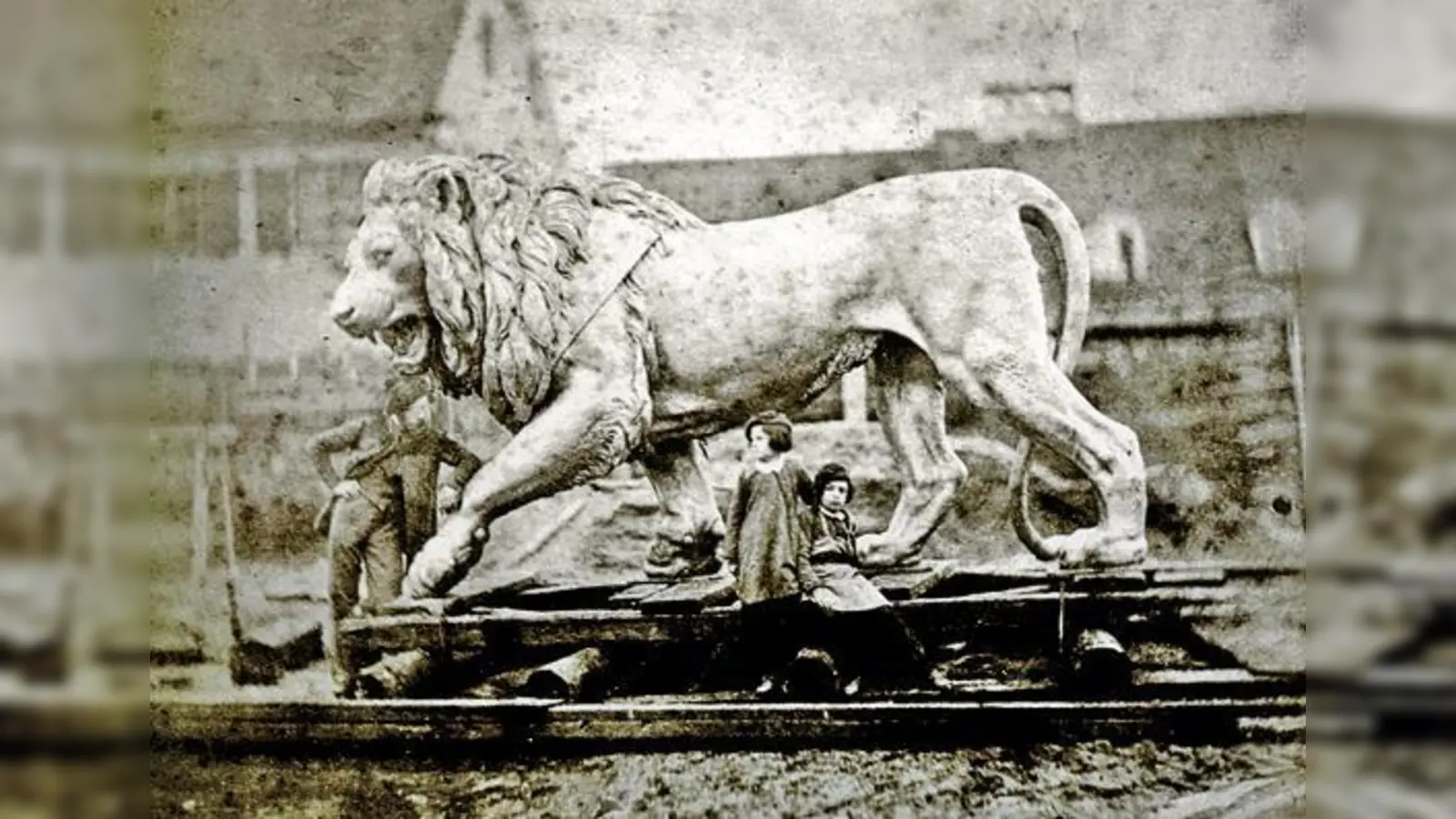 Ferdinand von Miller (l.) mit dem Löwen, mit dem er 1850 in London den ersten Preis gewann. 	 (Foto: Miller Familienarchiv)