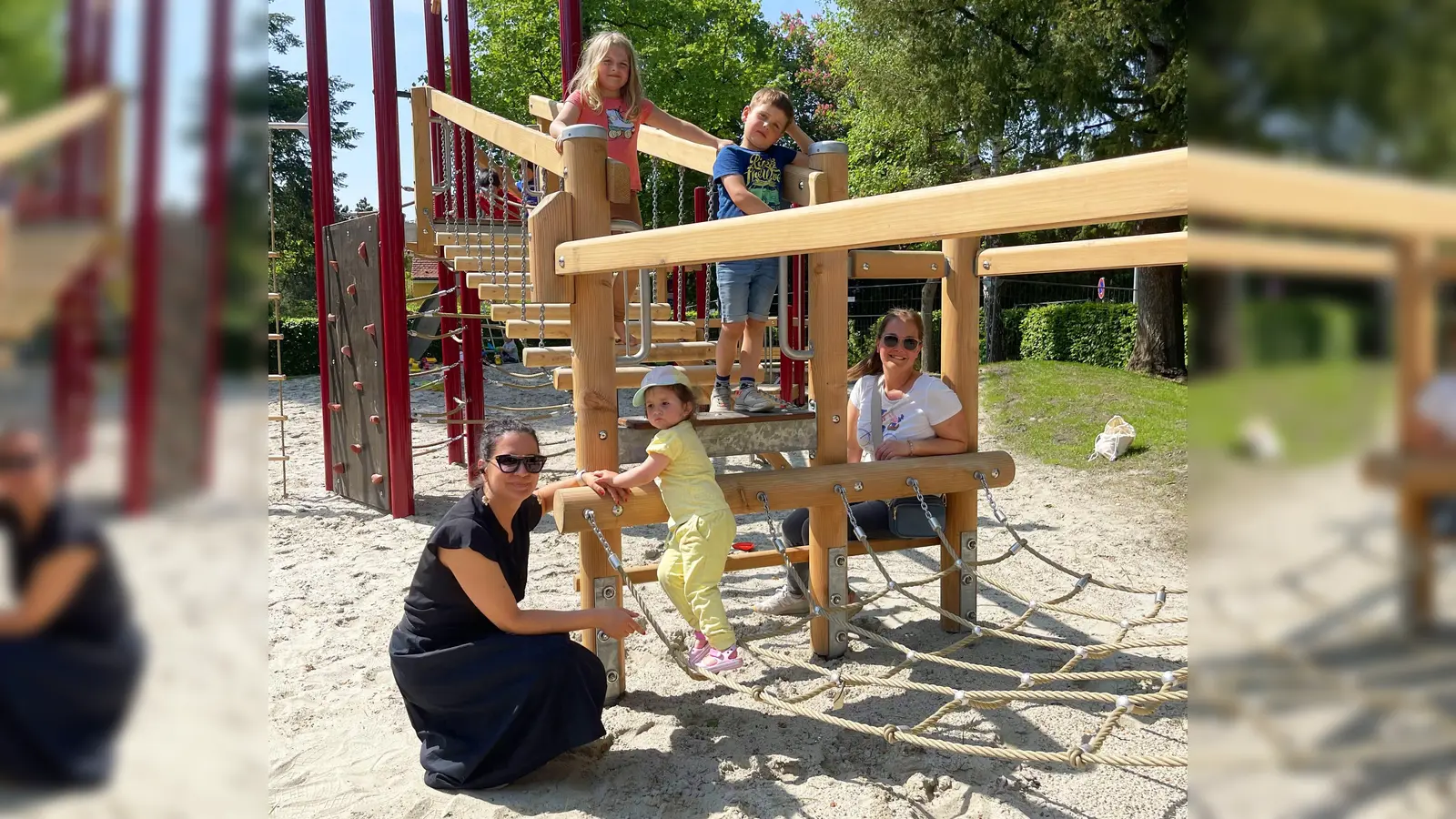 Kinder des Gemeindekindergartens „Sonnenblume“ haben den neu bestückten Spielplatz schon für sich entdeckt. (Foto: Birgit Doll)