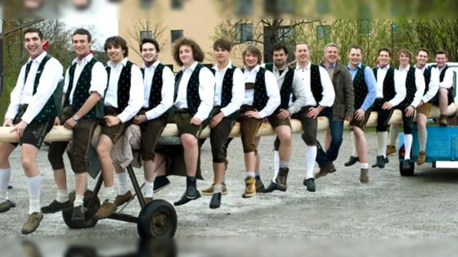 Die Truderinger Burschen sind sehr stolz auf das Ergebnis ihrer nächtlichen  Maibaumklau-Tour. 	 (Foto: Privat)