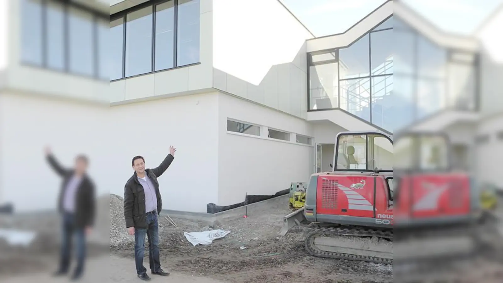 »Sie schaut gut aus, die Aufstockung. Aber wird das Bauprojekt auch mal fertig?«, fragen sich die Plieninger. Andreas Wachinger vom Bauamt ist guter Dinge. Auf die Kinder warten großzügige, helle Räume mit herrlichen Ausblicken.  (Foto: Gabriele Heigl)