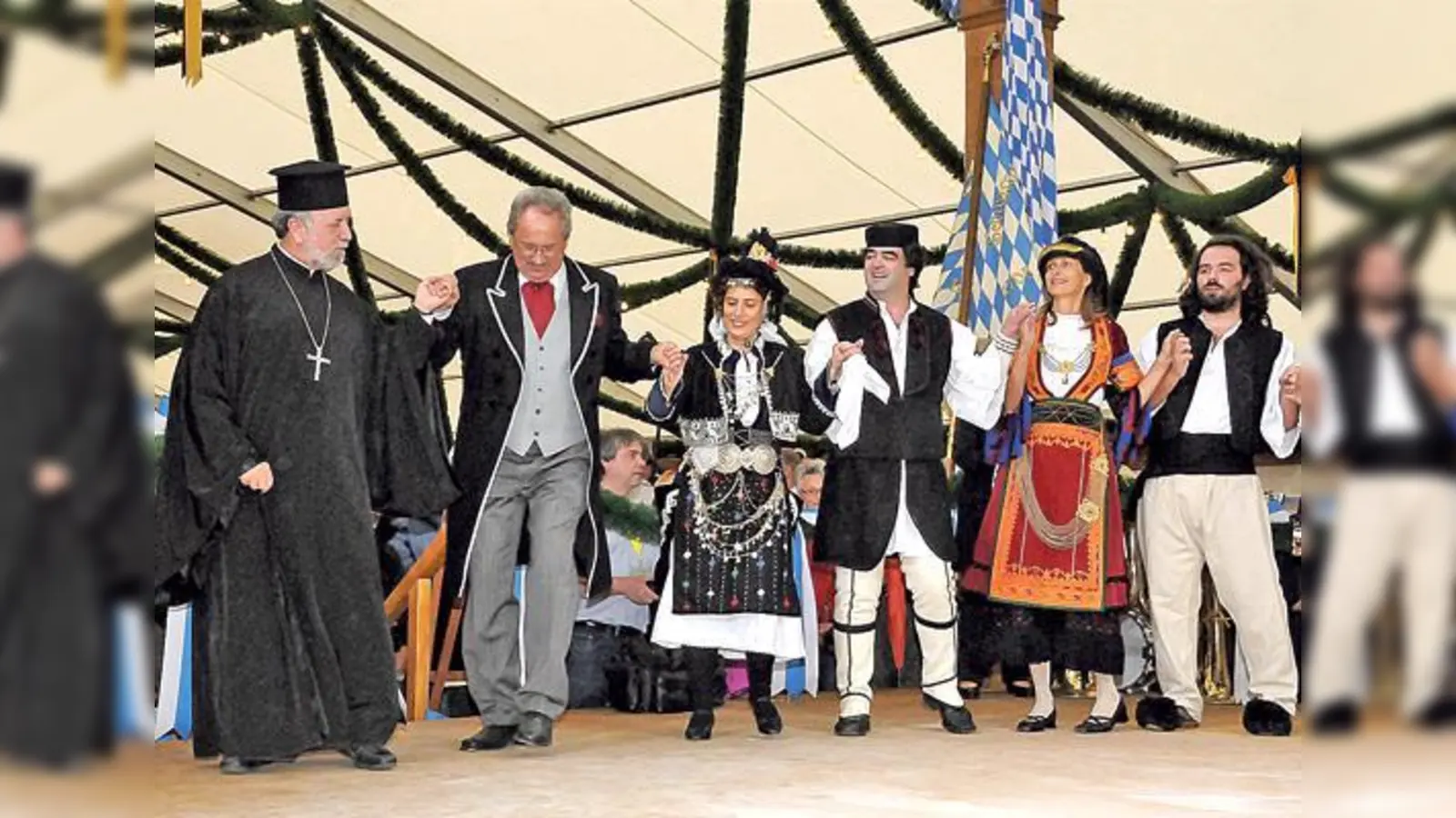 Ein Tänzchen in Ehren oder »Ozapf-Aufwärmtraining«: OB Ude tanzte Sirtaki auf der Wiesn.	 (F.: Privat)