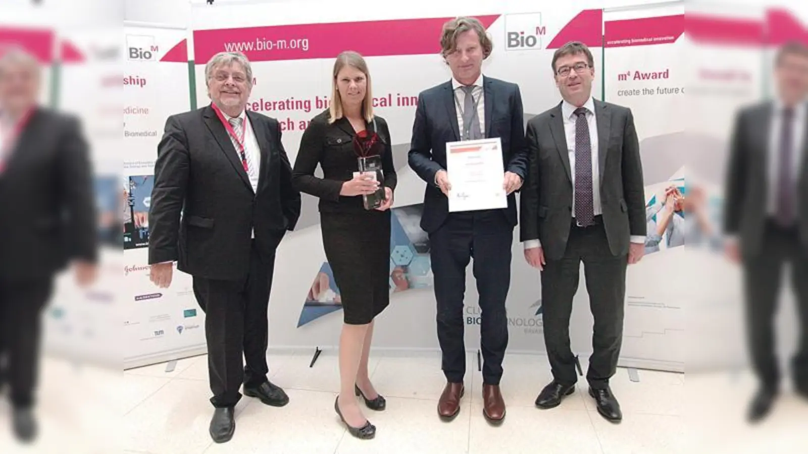 Prof. Dr. Horst Domdey (BioM, li.), mit den Gewinnern vom Helmholtz Zentrum München,  Dr. Bettina Proneth und Dr. Marcus Conrad sowie Dr. Bernhard Schwab (Amtschef des bayerischen Wirtschaftsinisteriums, v. li.). 	 (Foto: BioM)