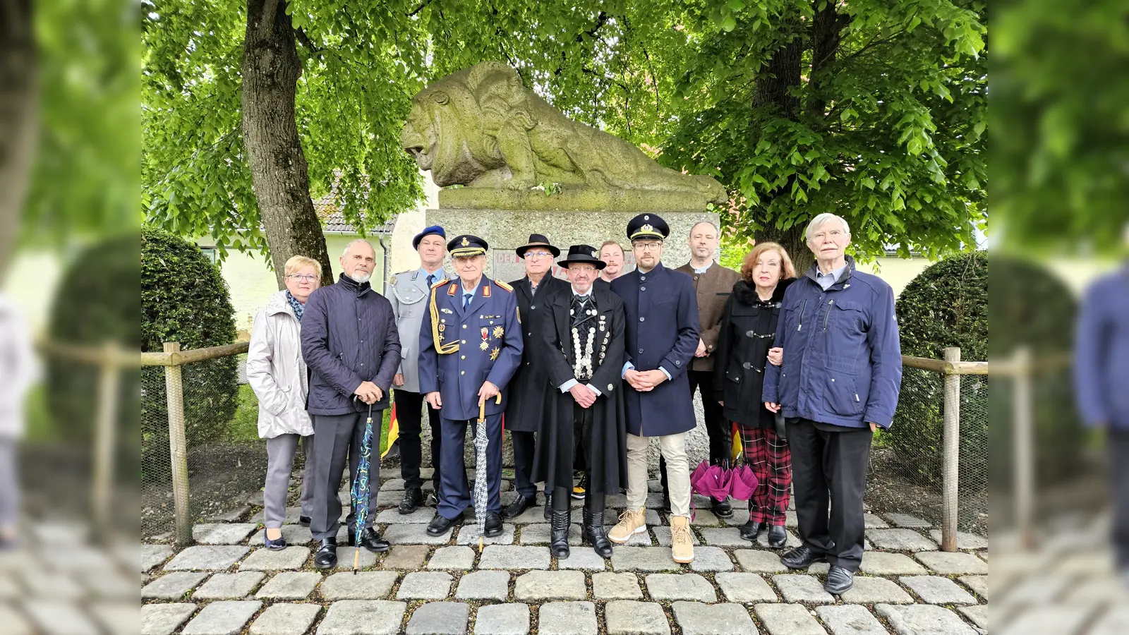 Organisatoren und Vereinsvertreter vor dem Kriegerdenkmal (v. l.): Brigitte Dornstädter, Ludwig Wirth, Dr. Bernhard Räpple (SRK Dachau), General Ludwig Gasteiger, Werner Dornstädter (Veteranenverein Weichs), Stefan Konicsek (Ampertaler), Moritz Teufelhart, Stadtrat Markus Erhorn, Stadtrat Christian Hartmann, Seniorenbeirätin Irmgard Heinzinger, Dr. Edgar Forster (Bayernbund) (Foto: Bayerischer Soldatenbund)