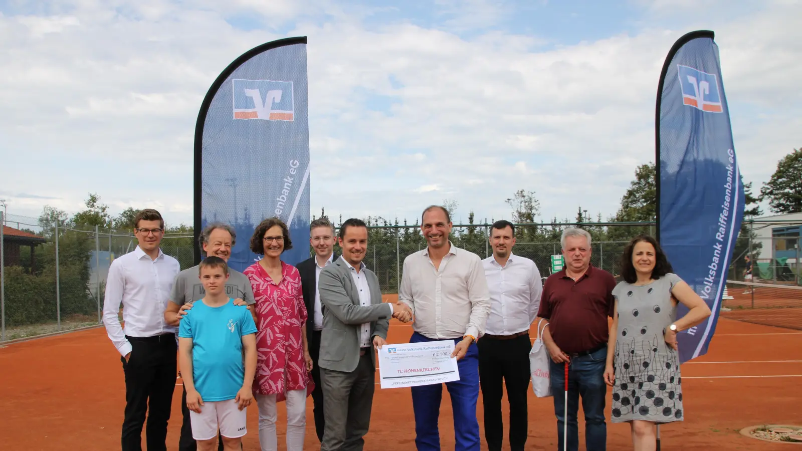 Der TC Höhenkirchen wurde ausgezeichnet (v.l): Stefan Hauser, Ulrich Gassner, Georg Steinmann, Marina Evers, Moritz Metzke, Andreas Werner, Robin Huber, Marco Müller, Christian Bauer und Birgit Gassner. (Foto: Laura Birnkammer/TC )