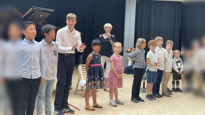 Die Sieger des Musikwettbewerbs freuen sich über den großen Applaus. In der Mitte mit Mikro: Ann Schneidt. (Foto: pst)