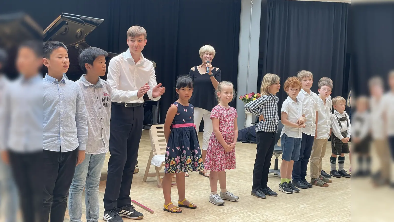 Die Sieger des Musikwettbewerbs freuen sich über den großen Applaus. In der Mitte mit Mikro: Ann Schneidt. (Foto: pst)