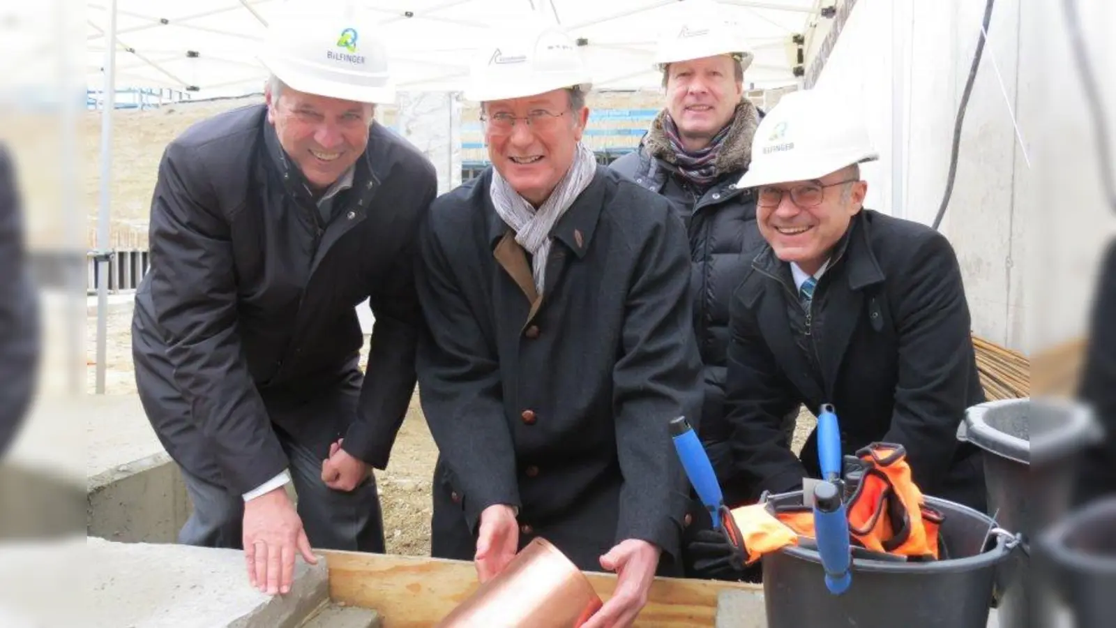 Die Grundsteinlegung (von links): Jens Kamischke, Hans Schlamp, Frank Pendorf und Norbert Peine. (Foto: Accumulata Immobilien Development / Bilfinger Hochbau, München)