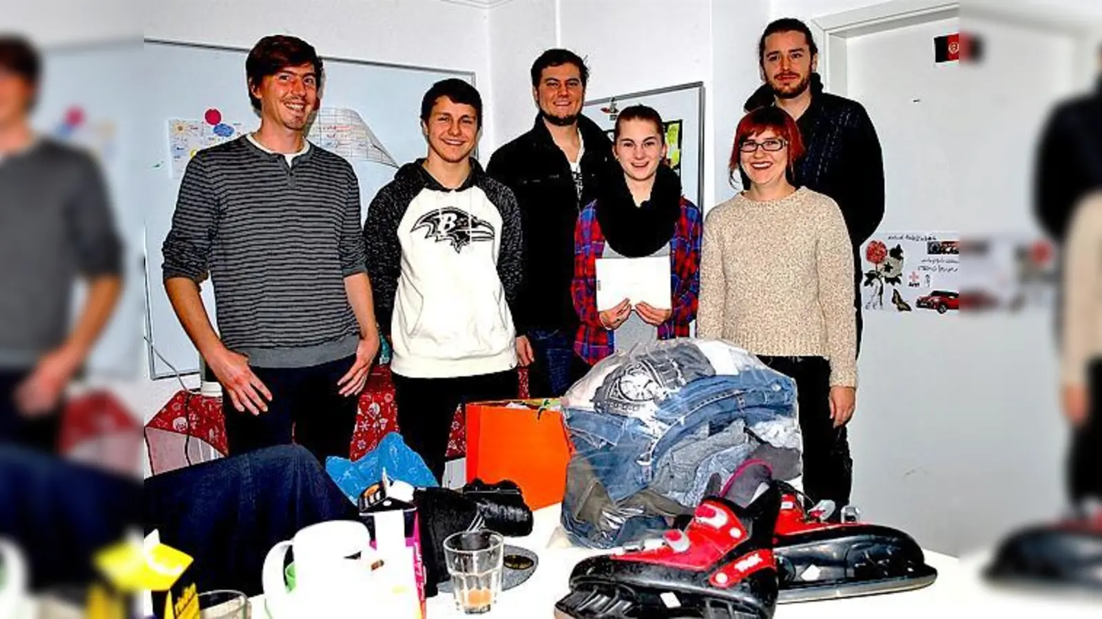 Benedikt Schumitz (v. li.), Betreuer in der ZIO, bekam Erlös und die Sachspenden von Marcel Felder, Schüler; Manuel Bartlug, 1. Schülersprecher; Caroline Lorenz, 2. Schülersprecherin; Lucia Schlamp, Lehrerin, Jakob Netter, Lehrer, überreicht.  (F.: Diakonie)