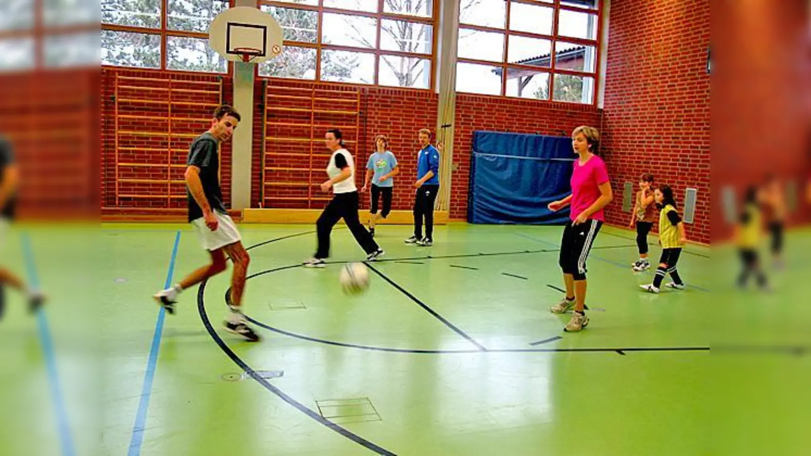 Ob jung oder älter, fit oder etwas außer Form  der Damenfußball soll vor allem Spaß machen.	 (Foto: VA)