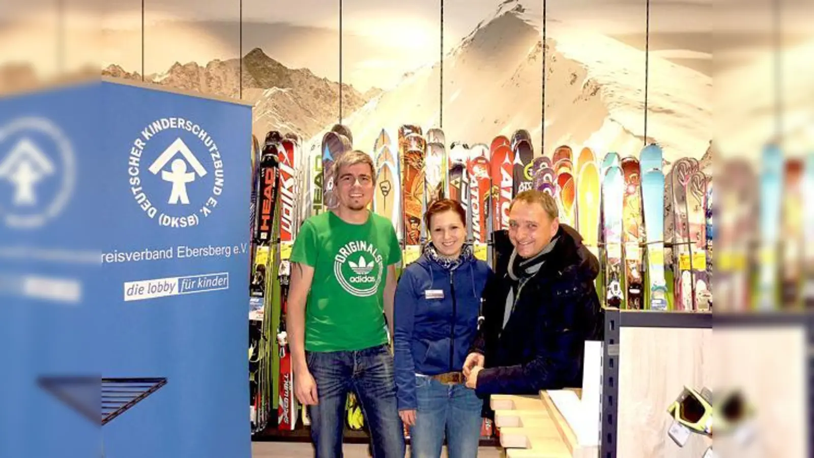 Christian Brandl und Julia Stulz von Kipfelsberger Intersport und Michael Nerreter  vom Kinderschutzbund Ebersberg (v.l.) bei der Scheckübergabe. 	 (Foto: Privat)
