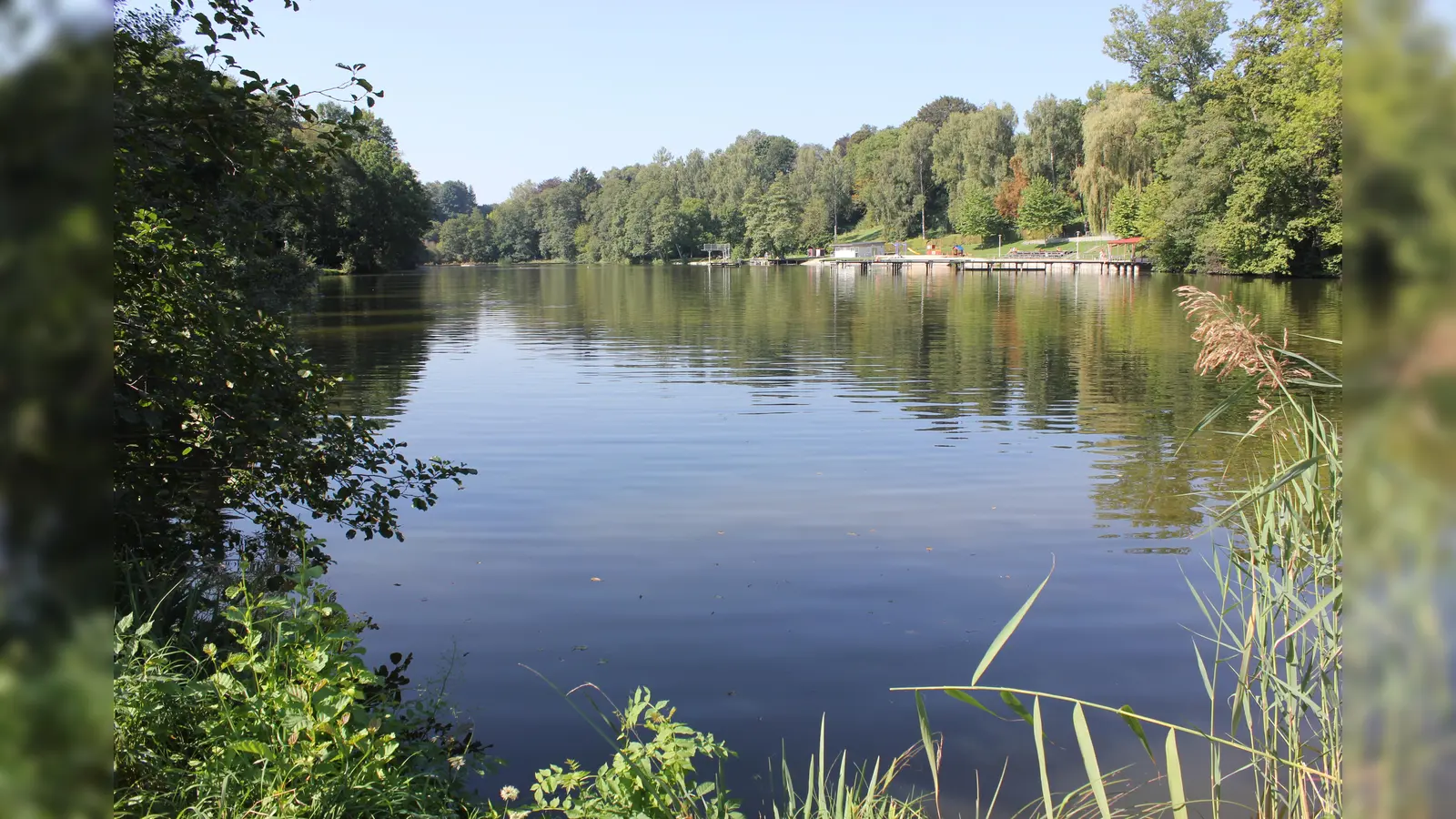 Nur in den frühen Morgenstunden so schön leer: Eine Runde im Klostersee gehört für die Ebersberger im Sommer zur Pflichtübung. (Foto: sd)