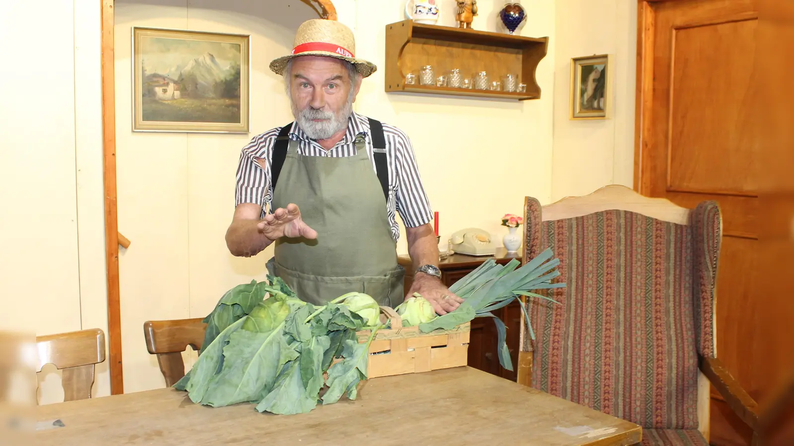 Der sogenannte „Kohlrabiapostel” alias Sepp Bergmeier wird von Helmut Achmüller verkörpert. (Foto: Kleines Münchner Theater)