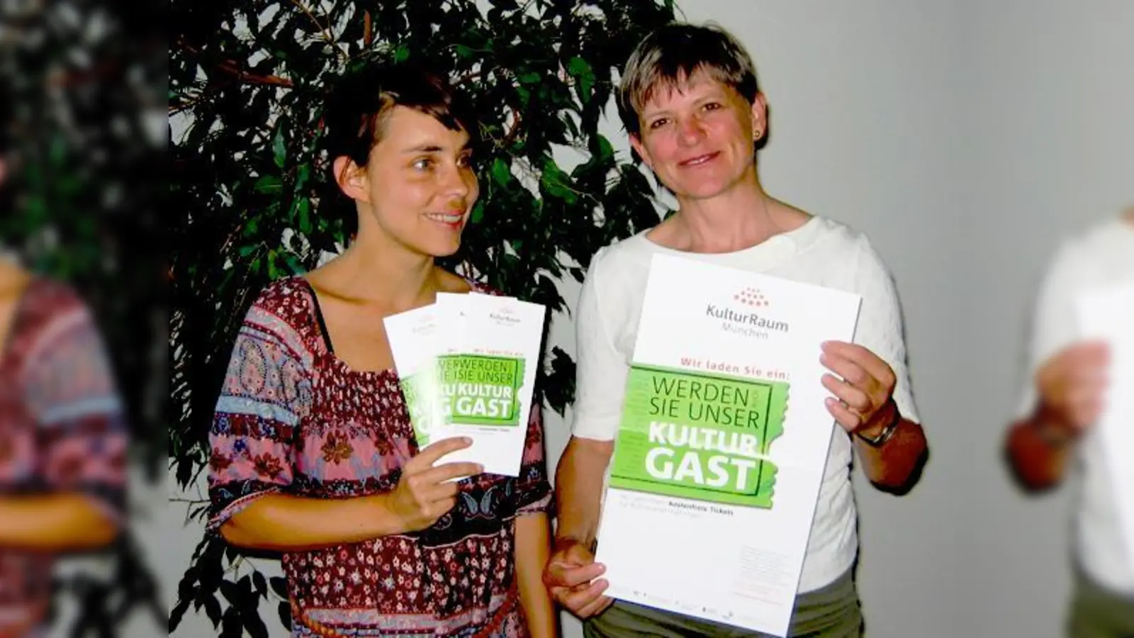 Werben mit Flyern und Plakaten für kostenfreie Tickets zu Kulturveranstaltungen: Sabine Ruchlinski (l.) und Monika Eberl  vom KulturRaum München.  (Foto: VA)