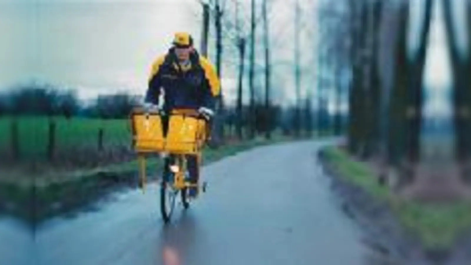 Egal, ob Bundespost oder Post, Briefträger müssen immer noch jedem Wetter trotzen. Beamte sind sie aber nicht mehr.  (Foto: Deutsche Post)