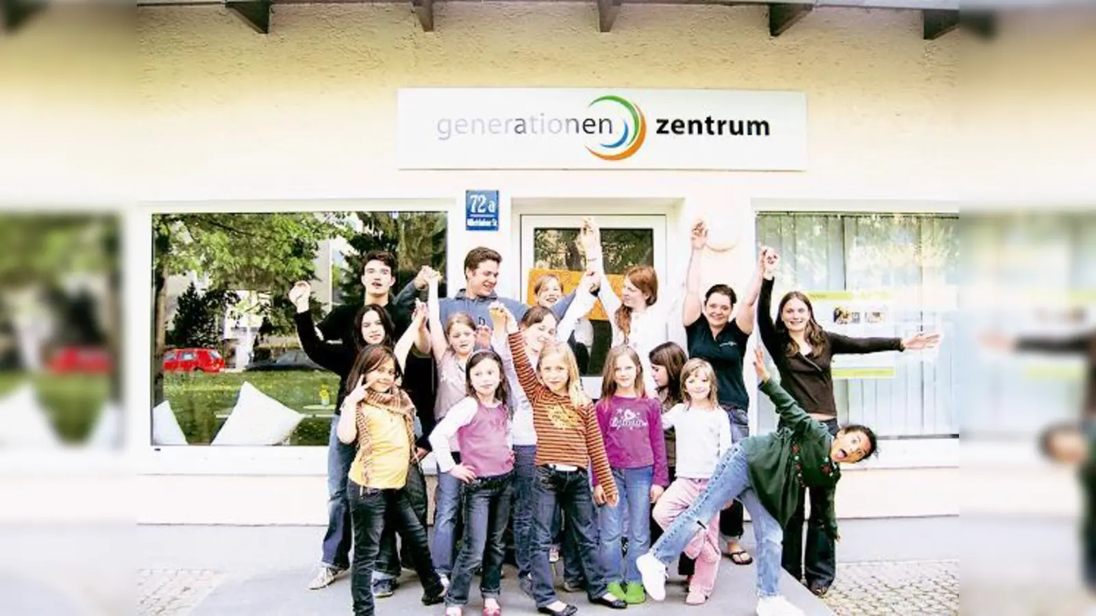 Alle haben mitgeholfen, jetzt dürfen auch alle feiern. Im neuen Milbertshofener Generationenzentrum ist die Stimmung ausgezeichnet.	 (Foto: sd)