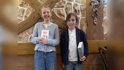 Hatten Freude beim Lesewettbewerb: Lara und Benjamin aus der Kleinfeldschule. (Foto: Kleinfeldschule)