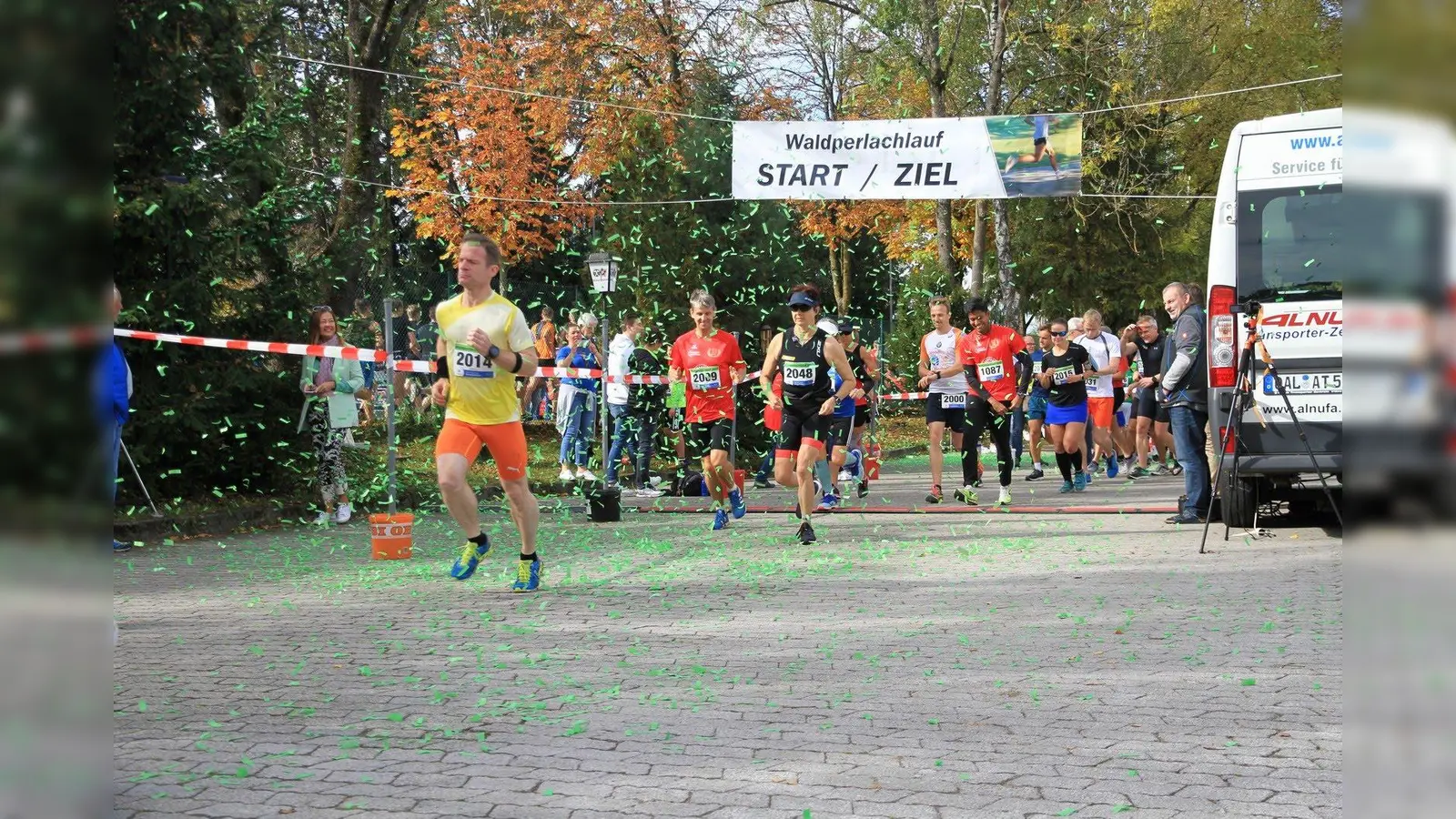 Der Jubiläumslauf startete mit einem Konfettiregen. Bei schönstem Wetter traten über 600 Sportler an.  (Foto: VA)