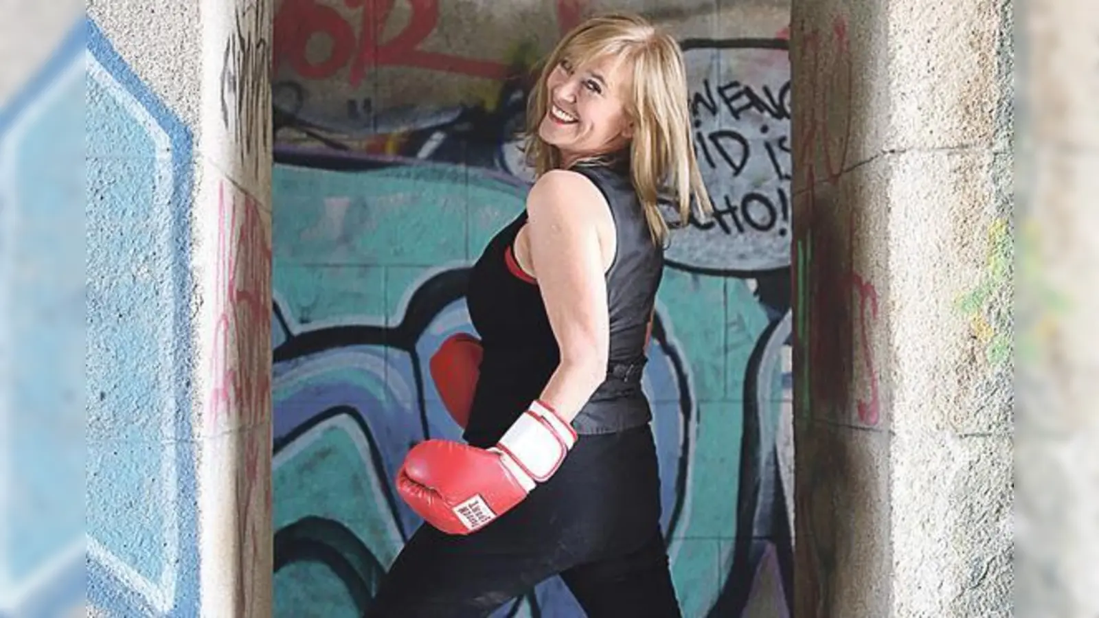 Angelika Beier gegen die Widrigkeiten des Reifen Lebens	 am 1. April in der Kultur-Etage. 	 (Foto: VA)