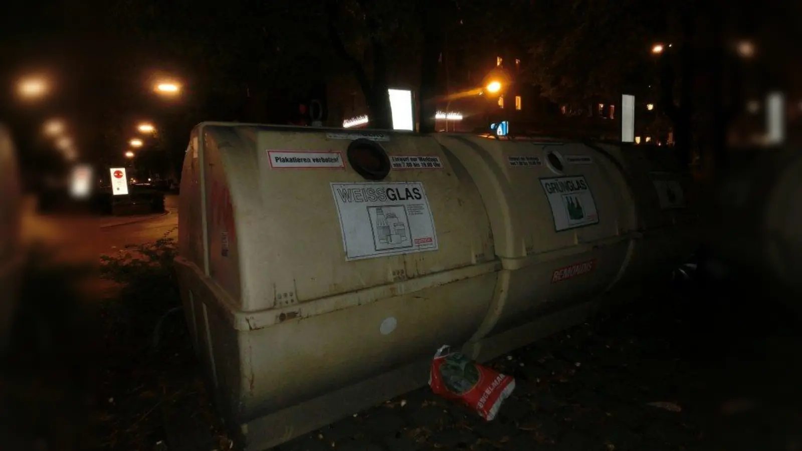 Nachts, wenn alles schläft, sollte es leise sein. Doch – so klagen Anwohner – hier am Gollierplatz wirft oft jemand Flaschen ein. (Foto: ds)