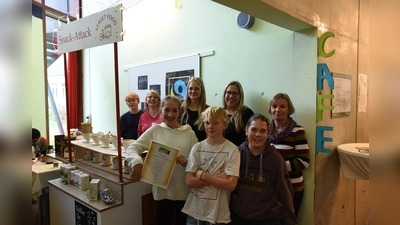 Das Fairtrade-School-Team (vordere Reihe v.l.n.r) Lena Ewald, Emil Heimbach und Moritz Wigl (hintere Reihe v.l.n.r.) Vincent Lex, Silke Weber, Sophia Keppel, Silvia König und Ulrike Stauber-Kufner.  (Foto: Esther Bauer)