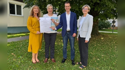 Weihen die neue Berufsfachschule ein (v.l.n.r.): Schulleiterin der Berufsfachschule für Pflege der Starnberger Kliniken Daniela Matzke, Barbara Huber, Referentin der Geschäftsführung der Starnberger Kliniken, Starnbergs Landrat Stefan Frey und Jasmin Taube, Geschäftsführerin des Klinikums Starnberg. (Foto: Starnberger Kliniken)