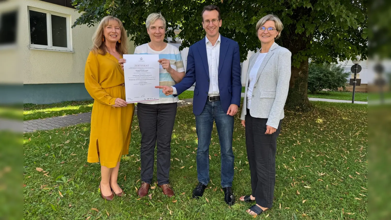 Weihen die neue Berufsfachschule ein (v.l.n.r.): Schulleiterin der Berufsfachschule für Pflege der Starnberger Kliniken Daniela Matzke, Barbara Huber, Referentin der Geschäftsführung der Starnberger Kliniken, Starnbergs Landrat Stefan Frey und Jasmin Taube, Geschäftsführerin des Klinikums Starnberg. (Foto: Starnberger Kliniken)