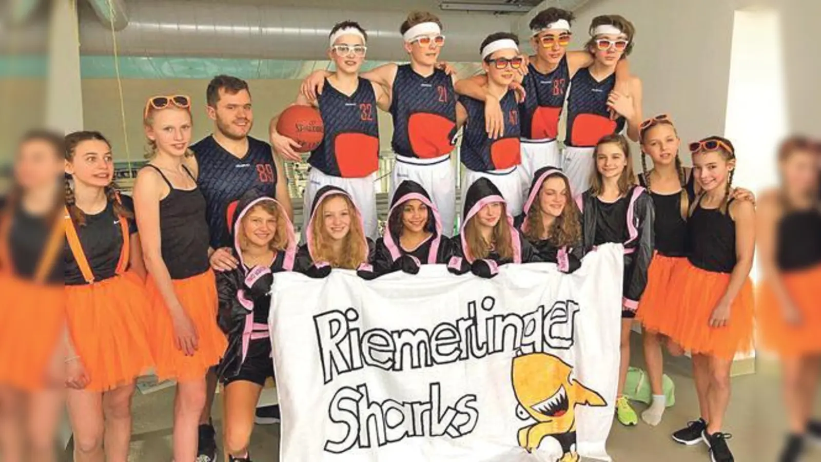 Die Haie-Mannschaften bei der Siegerehrung der DMS-J in Wuppertal. Lob gab es nicht nur vom Trainer.	 (Foto: VA)